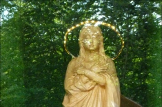 Figura Matki Bożej Lubońskiej na szczycie Lubonia Wielkiego.  (foto tedd55 - lipiec 2013)