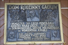 Polana Surówki - tablica na domu rodzinnym Gacków.  (foto tedd55 - sierpień 2009)