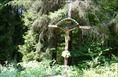 Krzyż przy zielonym szlaku z Rabki - Zaryte.  (foto tedd55 - lipiec 2013)