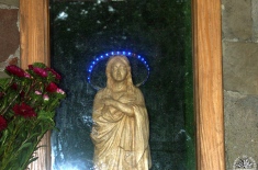 Figura Matki Bożej Lubońskiej.  (foto tedd55 - lipiec 2012)