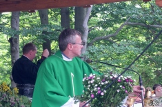 Mszę św. odprawiali ks. Tadeusz Bogucki z parafii MB Częstochowskiej w Rabce Zarytem i ks. Jan Gacek, kapelan Związku Podhalan rodem ze Skomielnej Białej, który wygłosił homilię.  (foto tedd55 - lipiec 2012)