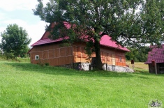 Dom rodzinny księży Gacków na Polanie Surówki.  (foto tedd55 - lipiec 2012)
