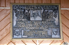 Tablica na ścianie frontowej domu Gacków.  (foto tedd55 - lipiec 2012)