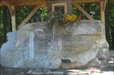 Ołtarz kaplicy Matki Bożej Lubońskiej wykonany ze skały wydobytej z kamieniołomu (widocznego ze szczytu) w Tenczynie.  (foto tedd55 - lipiec 2013)