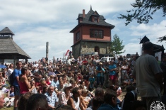 We mszy św. uczestniczyły dziesiątki mieszkańców Skomielnej Białej.  (foto tedd55 - lipiec 2012)