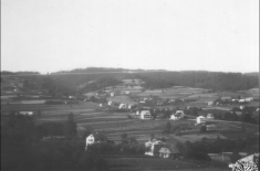 Panorama naszej wsi z wieży kościelnej - lata 70-80 te ub. wieku. (foto ze zbiorów p.K. Surówki)